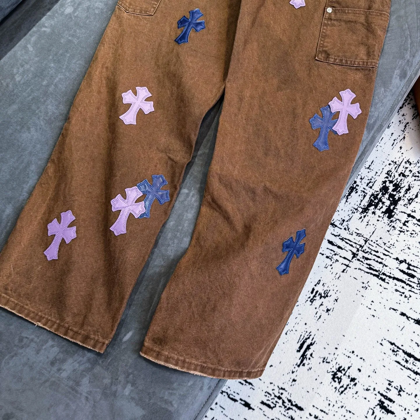 P300 Chrome Hearts Chrome Hearts Brown Logging Purple Multi-Leather Jeans Multi-leather Label Work Jeans CH Jeans All need to be washed and then disassembled and hand-stitched with sheepskin cross leather and then spliced together to complete. The whole process is too complicated to describe. About Chrome Hearts This is an extremely luxurious fashion brand that can also be called the aristocrat of the high street. It has always been an exclusive brand for some hipsters or the rich second generation. Compared with ordinary high streets, it is more luxurious and noble. Compared with luxury brands, it has a more fashionable personality. It has always been a brand that I have a special liking for. Color: Brown Size: 28 30 32 34 36
